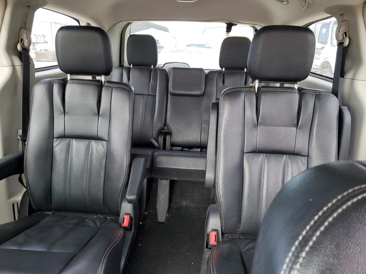 2014 Chrysler Town & Country - Image 10