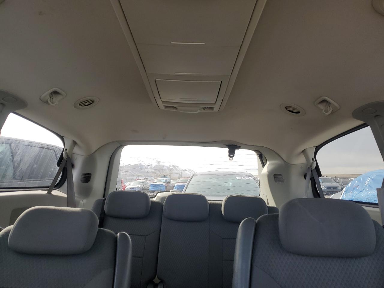 2010 Chrysler Town & Country - Image 10