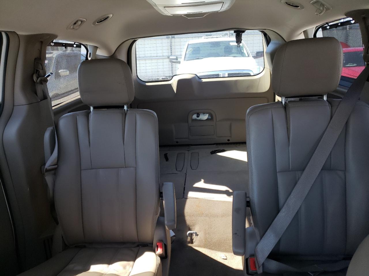 2014 Chrysler Town & Country - Image 10