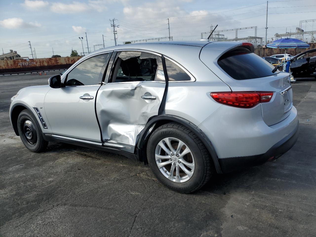 2016 Infiniti QX70 - Image 2