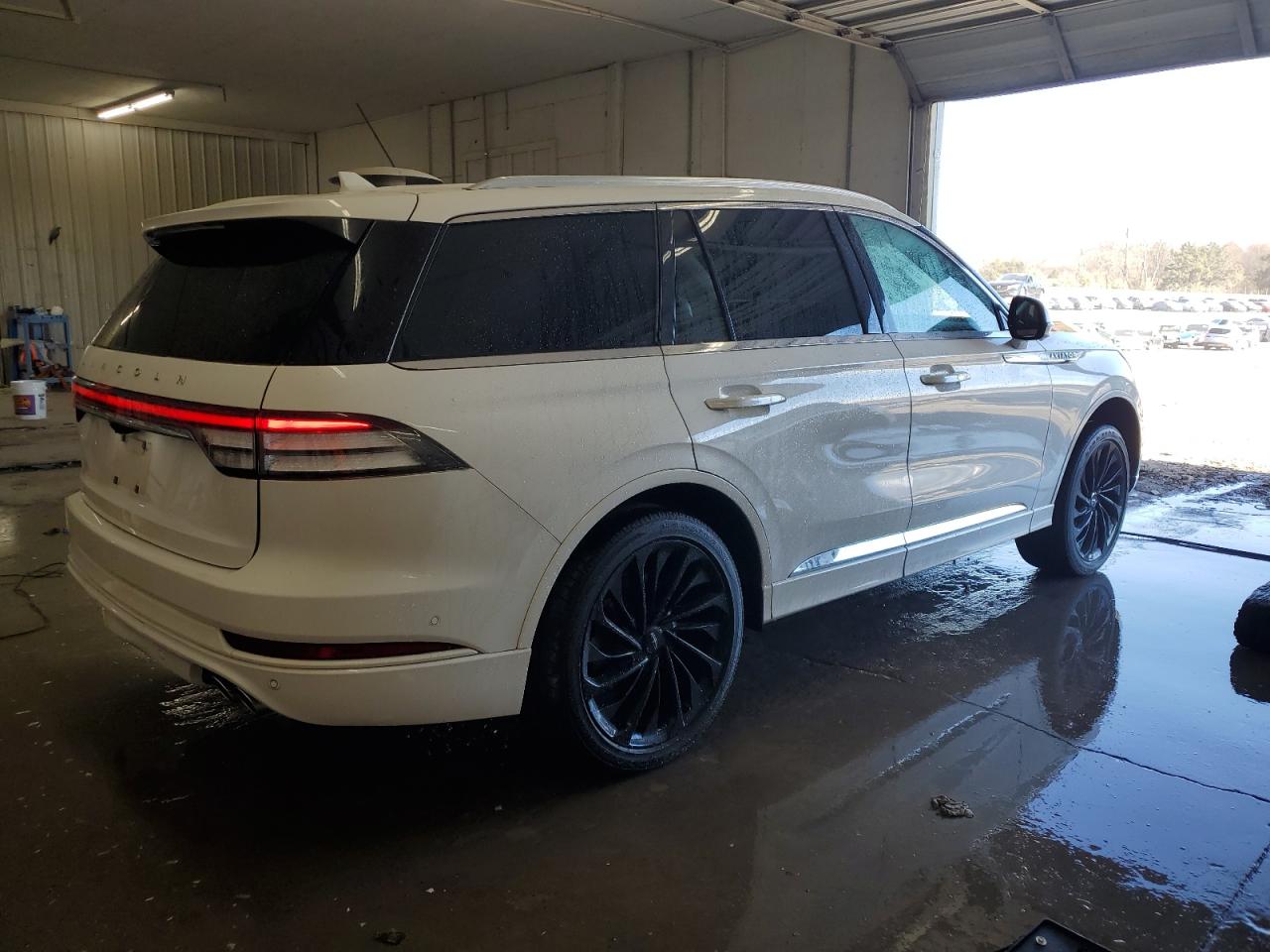 2021 Lincoln Aviator - Image 3