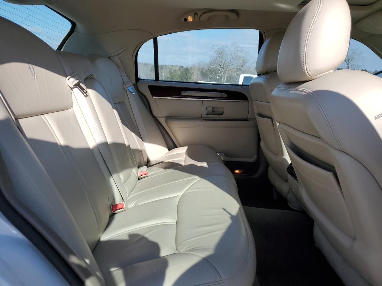2003 Lincoln Town Car - Image 10