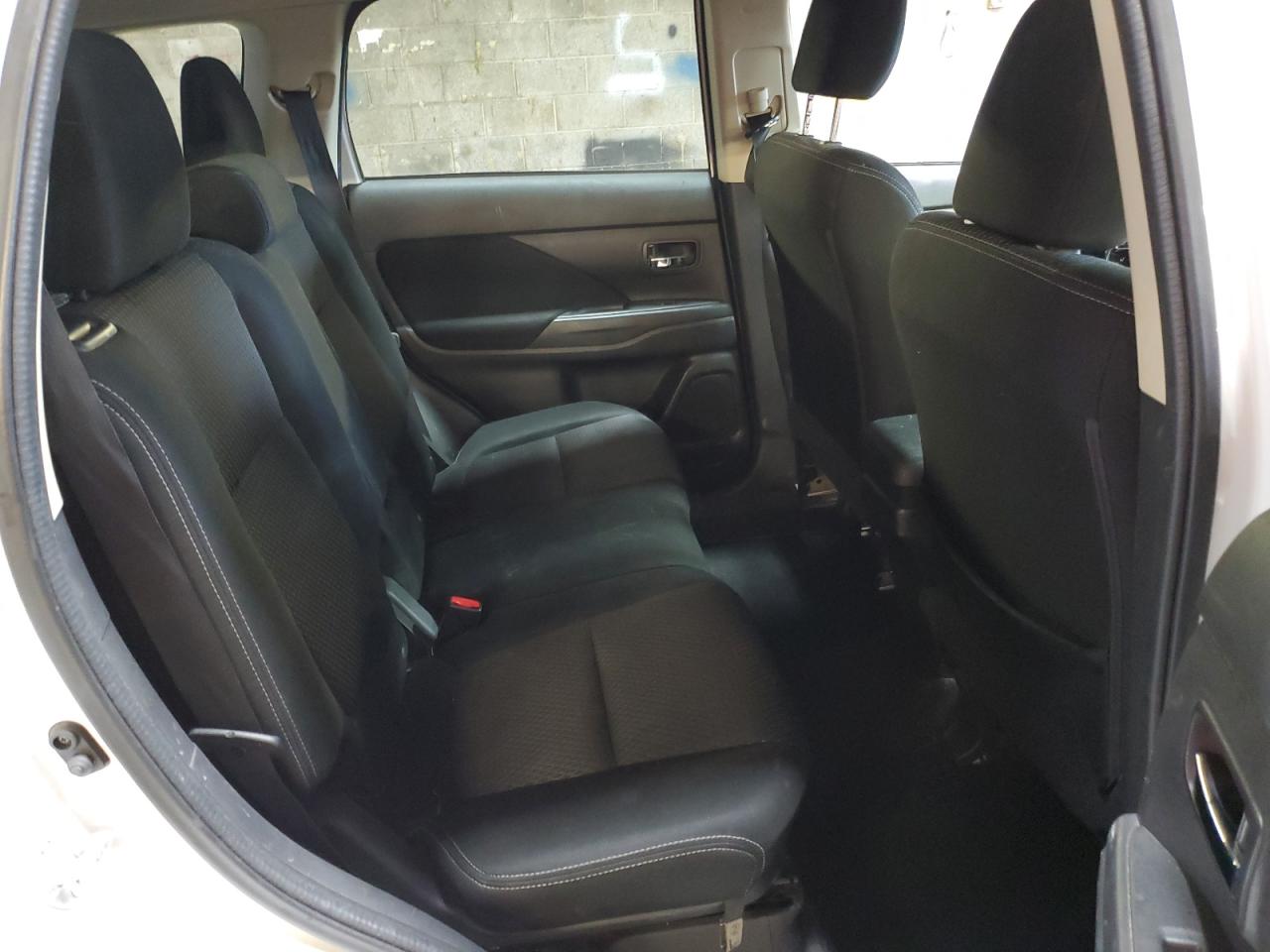 2016 Mitsubishi Outlander - Image 11