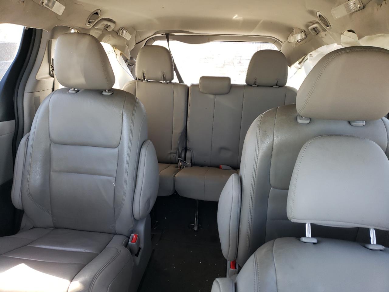 2017 Toyota Sienna - Image 10