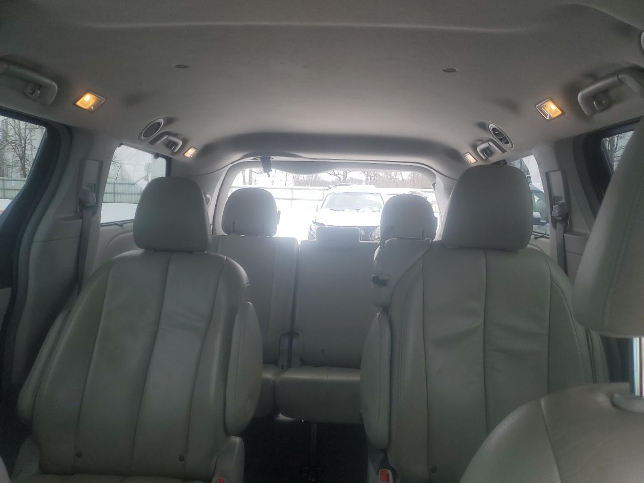 2014 Toyota Sienna - Image 10