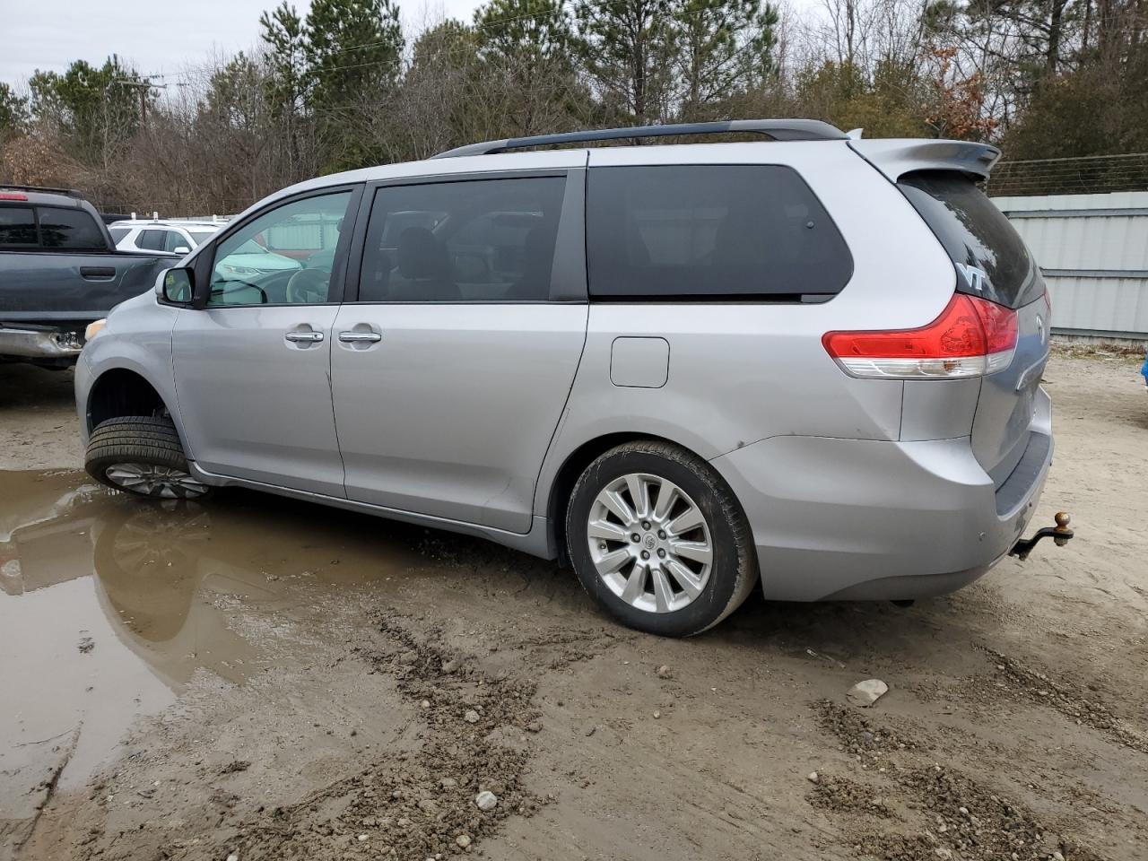 2012 Toyota Sienna - Image 2