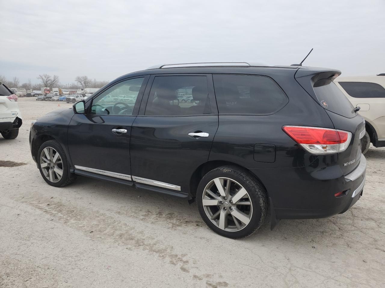 2015 Nissan Pathfinder - Image 2