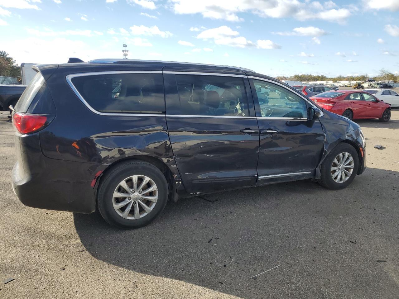 2018 Chrysler Pacifica - Image 3