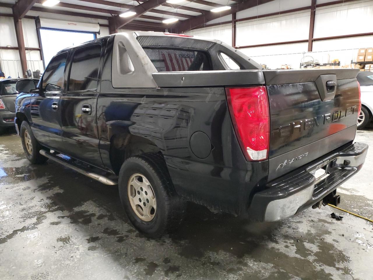 2005 Chevrolet Avalanche - Image 2