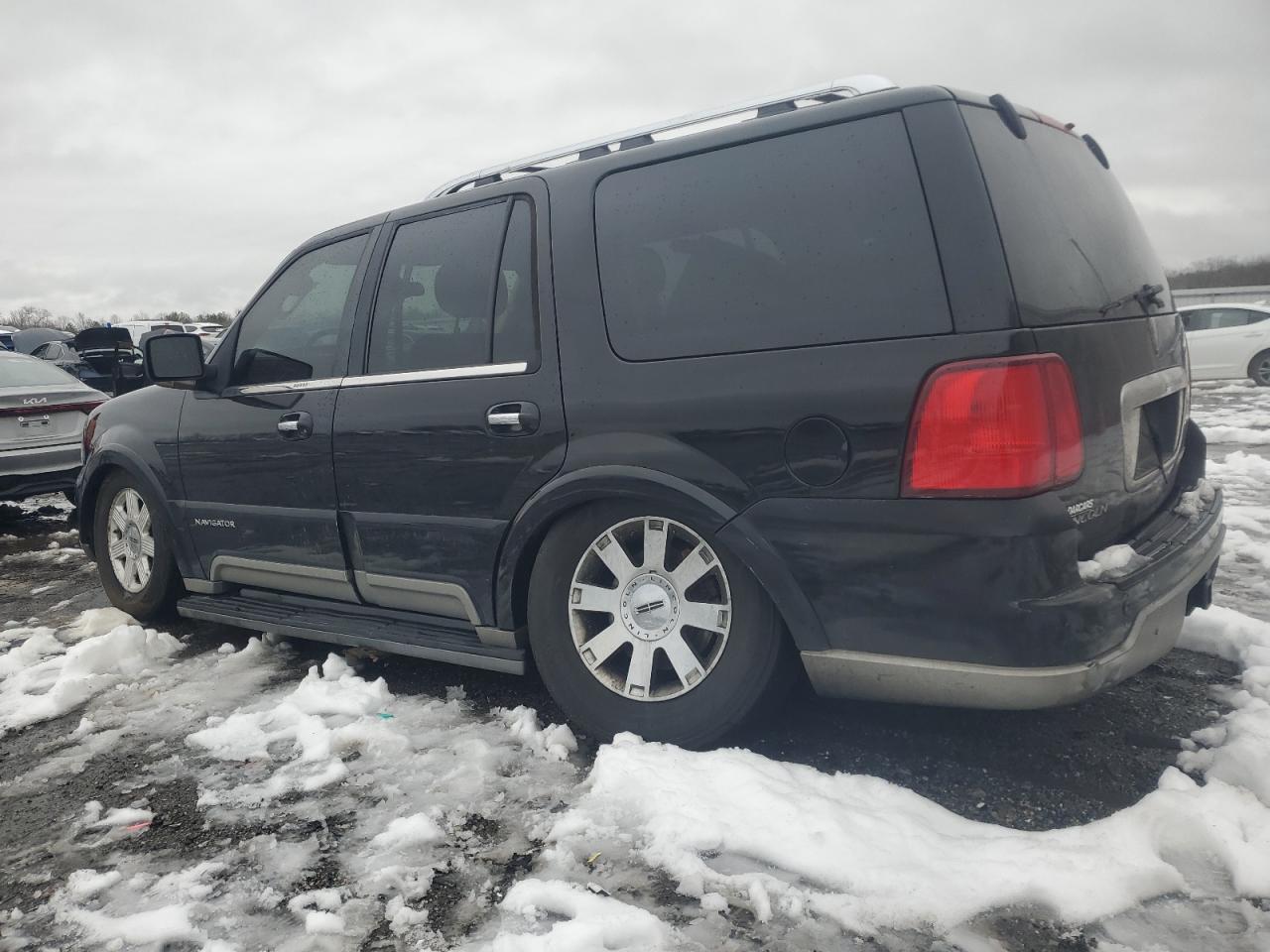 2003 Lincoln Navigator - Image 2