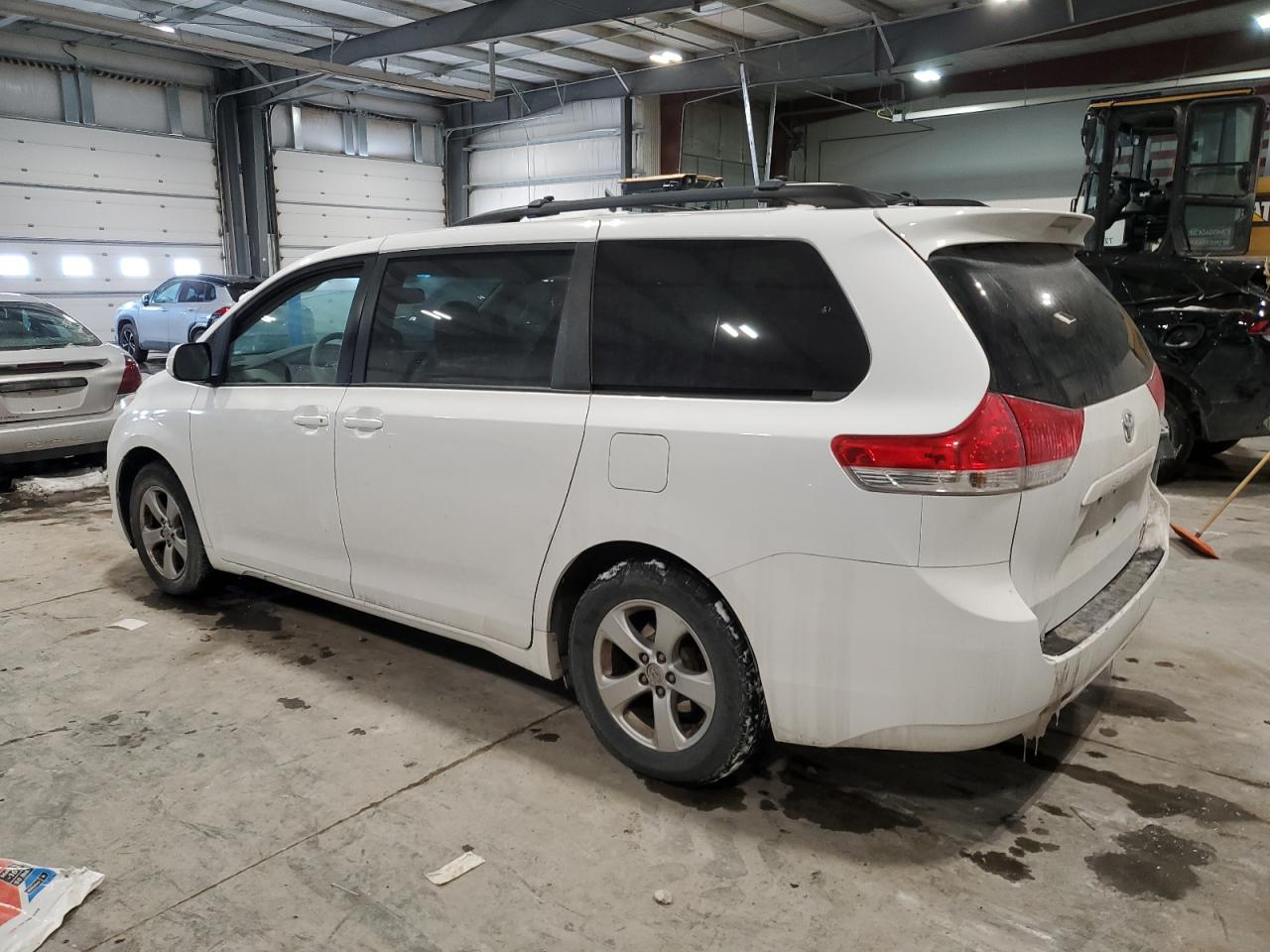 2014 Toyota Sienna - Image 2