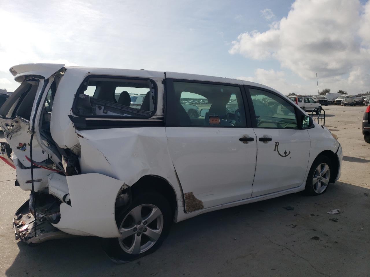 2014 Toyota Sienna - Image 3