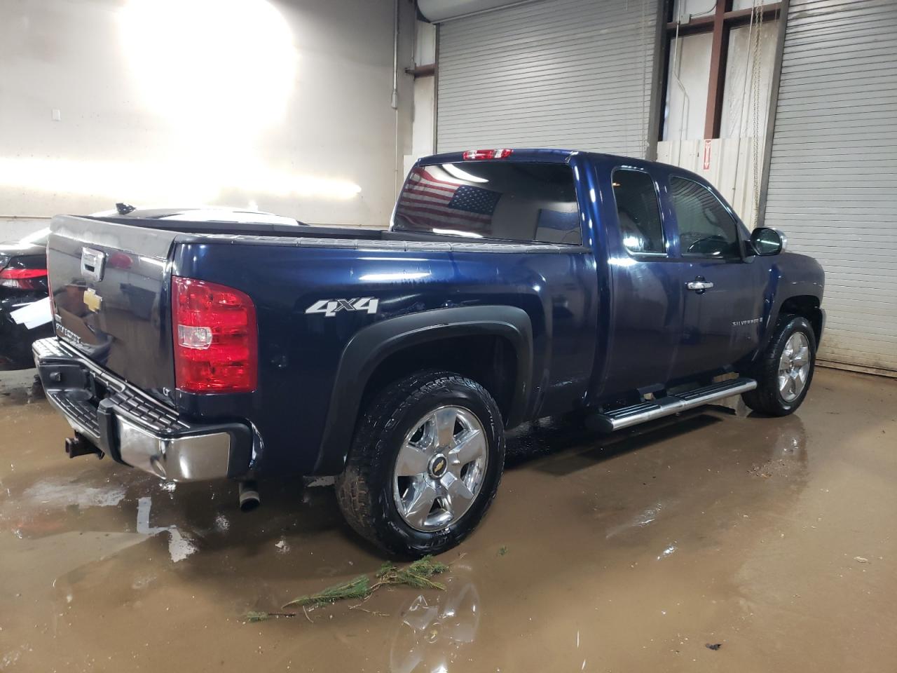 2009 Chevrolet Silverado - Image 3