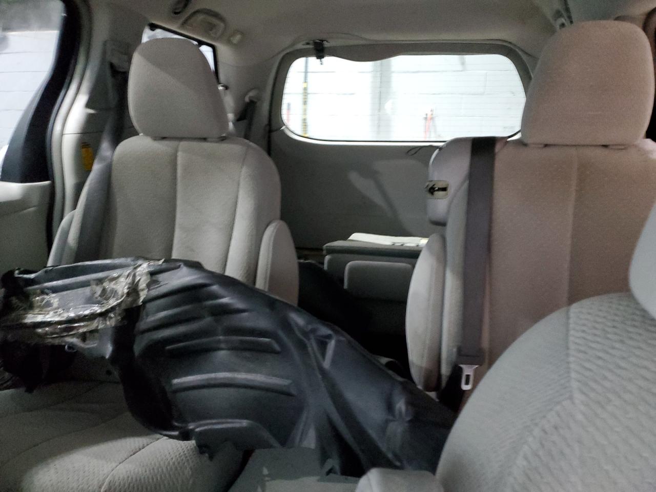 2014 Toyota Sienna - Image 10