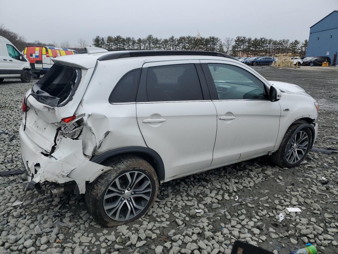 2017 Mitsubishi Outlander - Image 3