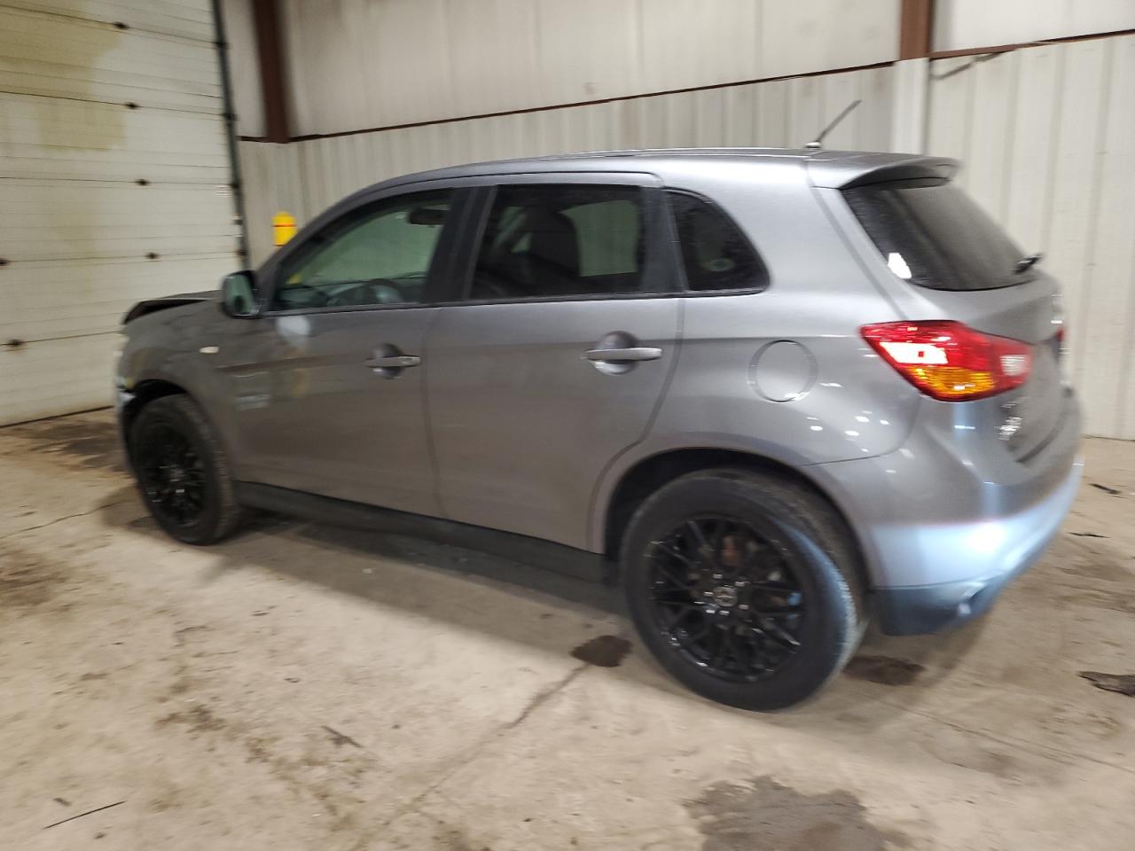 2015 Mitsubishi Outlander - Image 2
