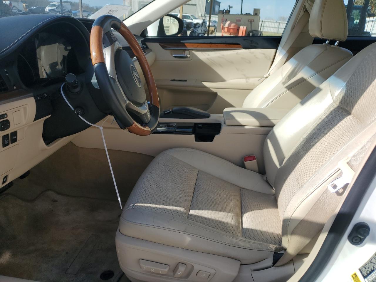 2015 Lexus ES - Image 7