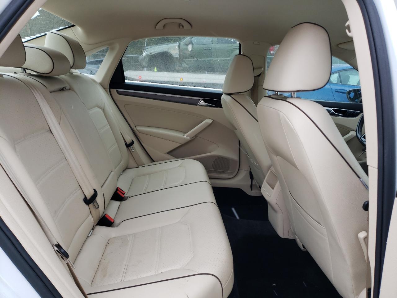 2018 Volkswagen Passat - Image 10