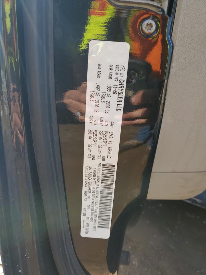 2009 Volkswagen Routan - Image 13