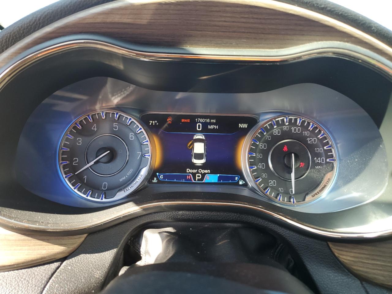 2015 Chrysler 200 - Image 9