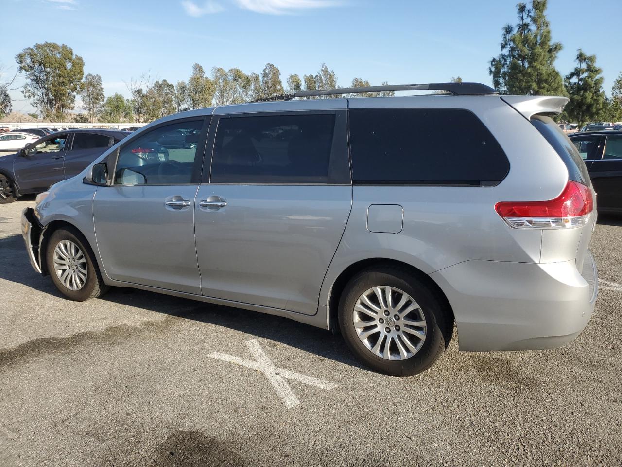 2014 Toyota Sienna - Image 2
