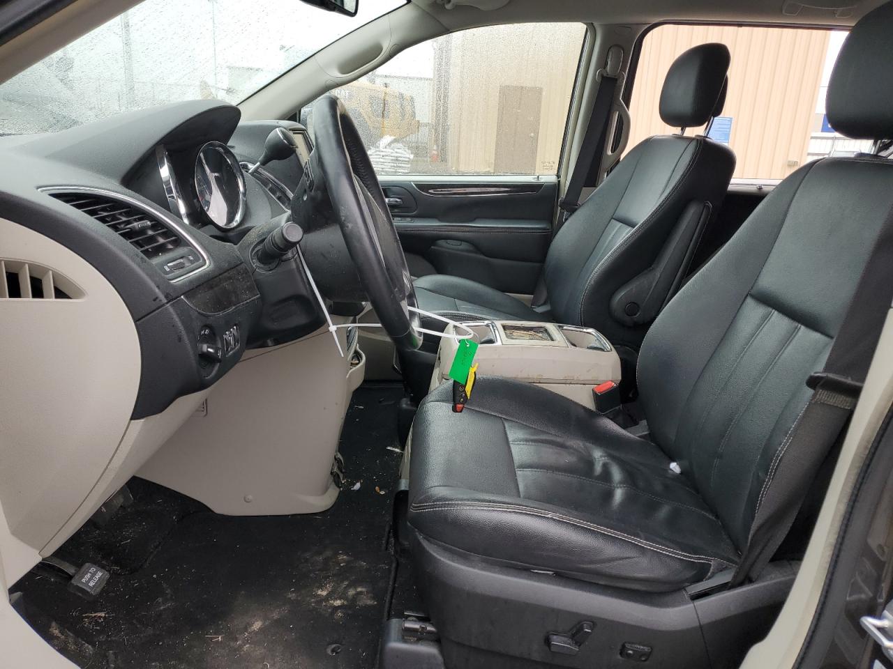 2016 Chrysler Town & Country - Image 7
