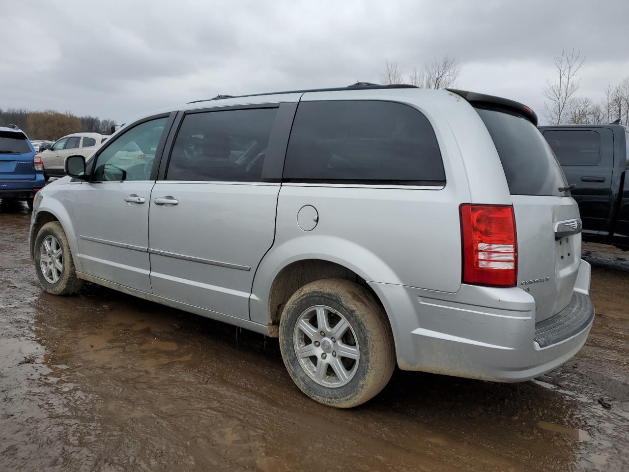 2010 Chrysler Town & Country - Image 2