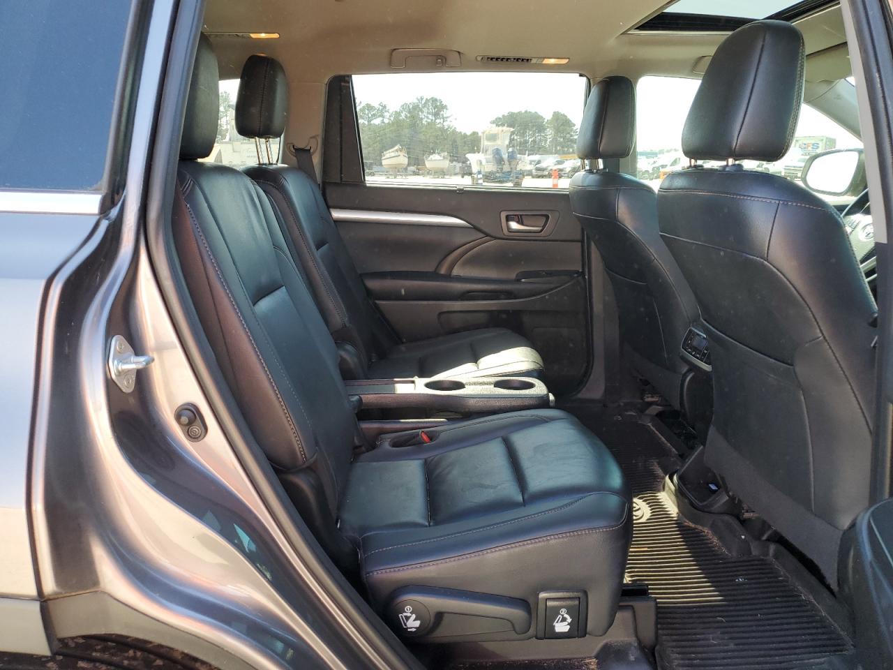 2019 Toyota Highlander - Image 11