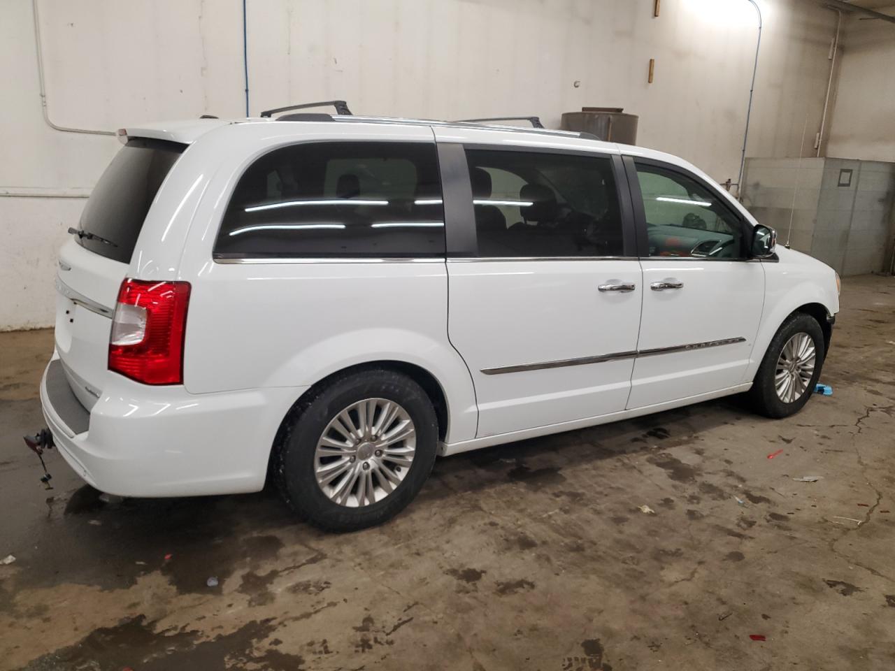 2016 Chrysler Town & Country - Image 3