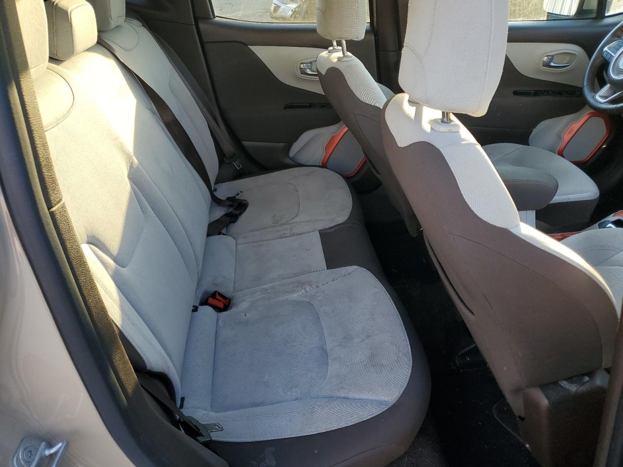 2015 Jeep Renegade - Image 11