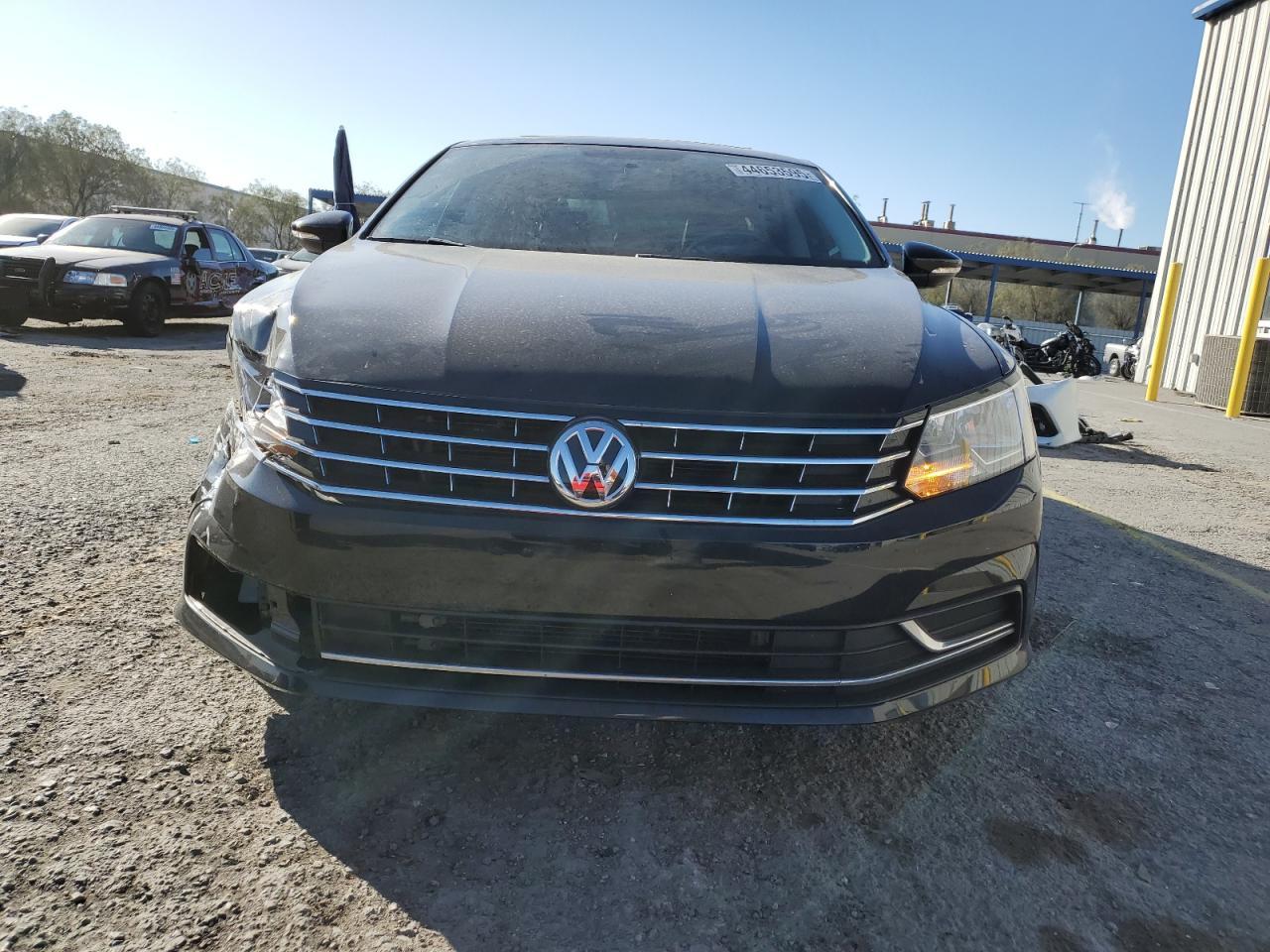 2019 Volkswagen Passat - Image 5