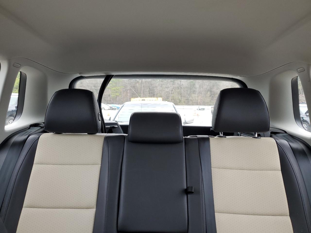 2017 Volkswagen Tiguan - Image 10