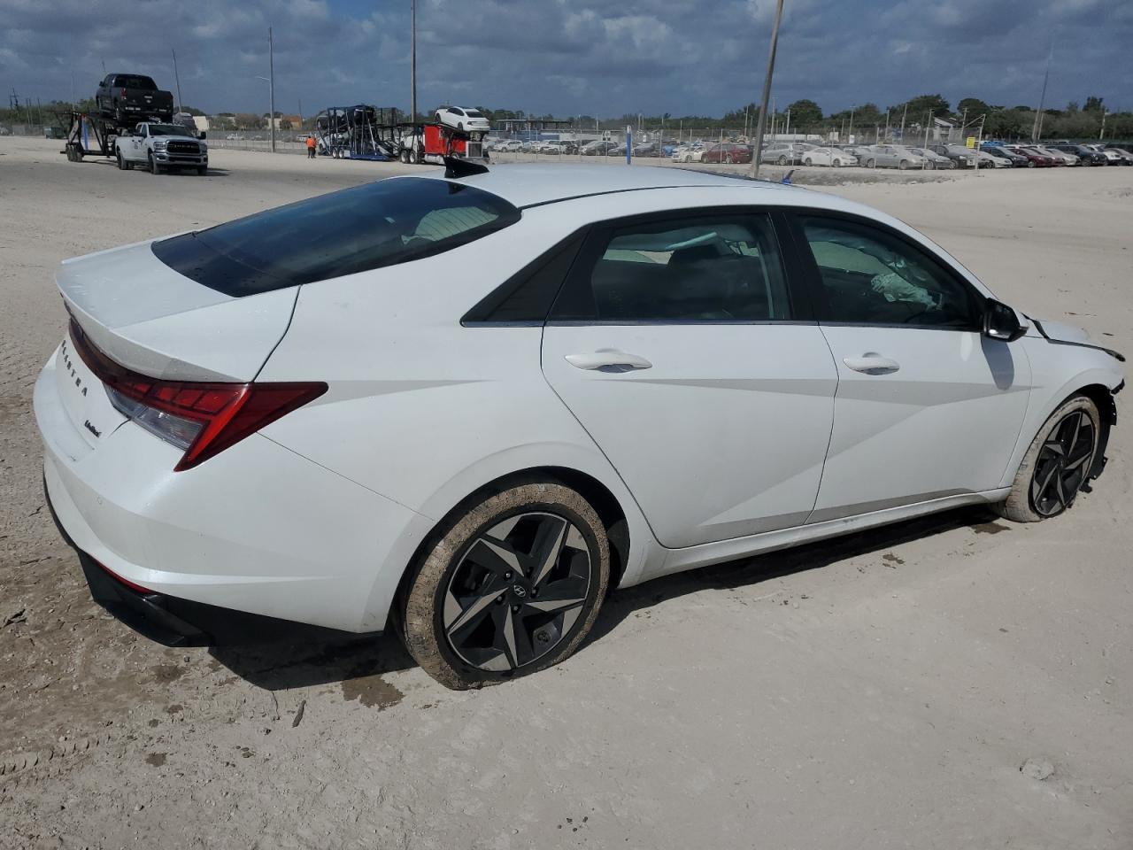 2022 Hyundai Elantra - Image 3