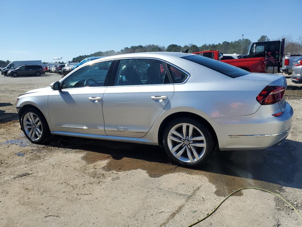 2017 Volkswagen Passat - Image 2