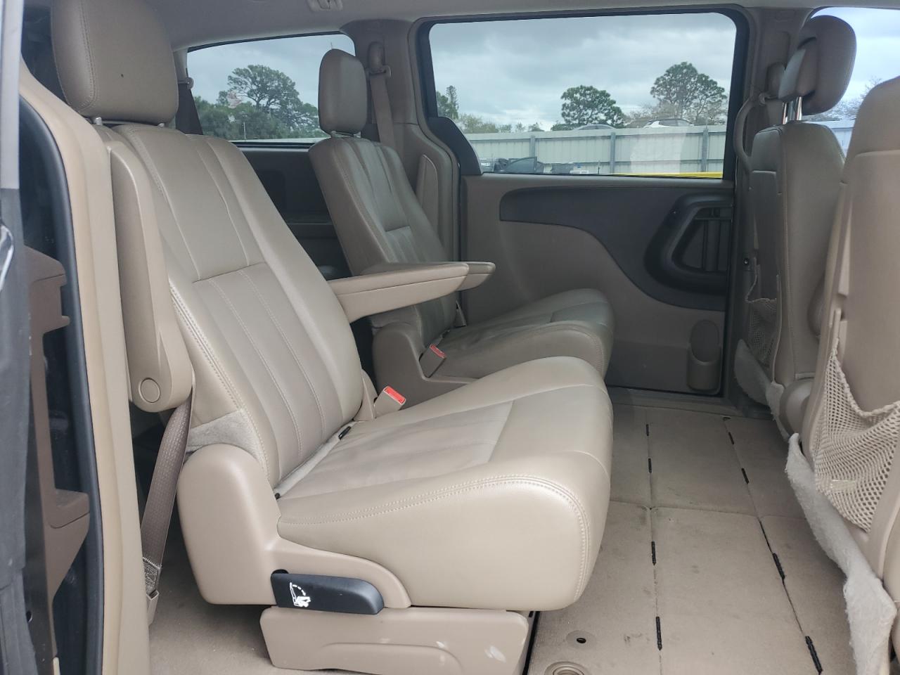 2016 Chrysler Town & Country - Image 11