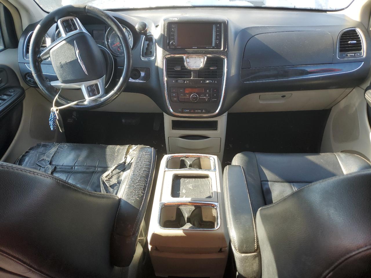 2014 Chrysler Town & Country - Image 8
