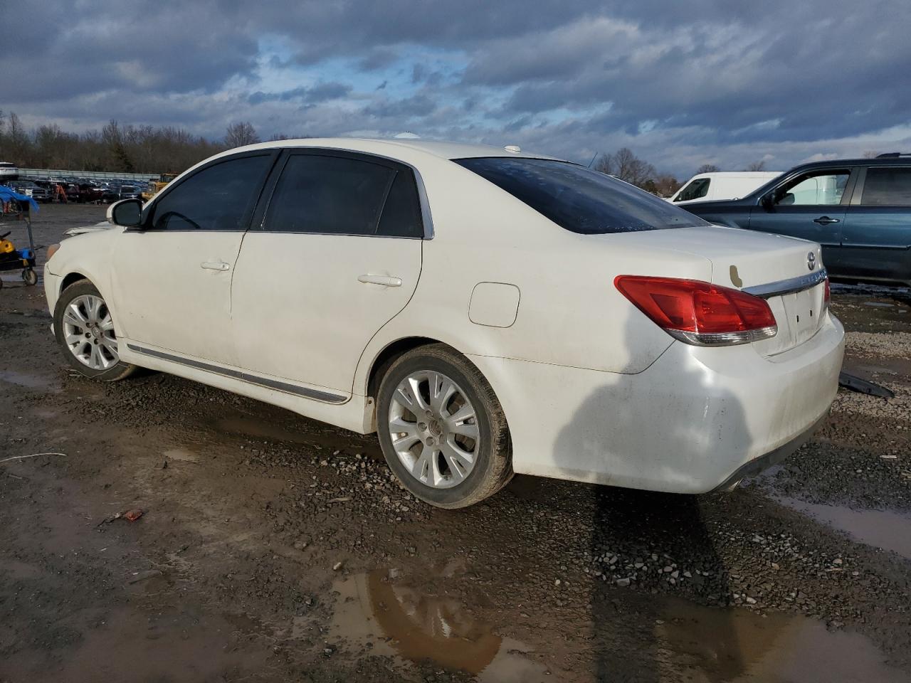 2011 Toyota Avalon - Image 2