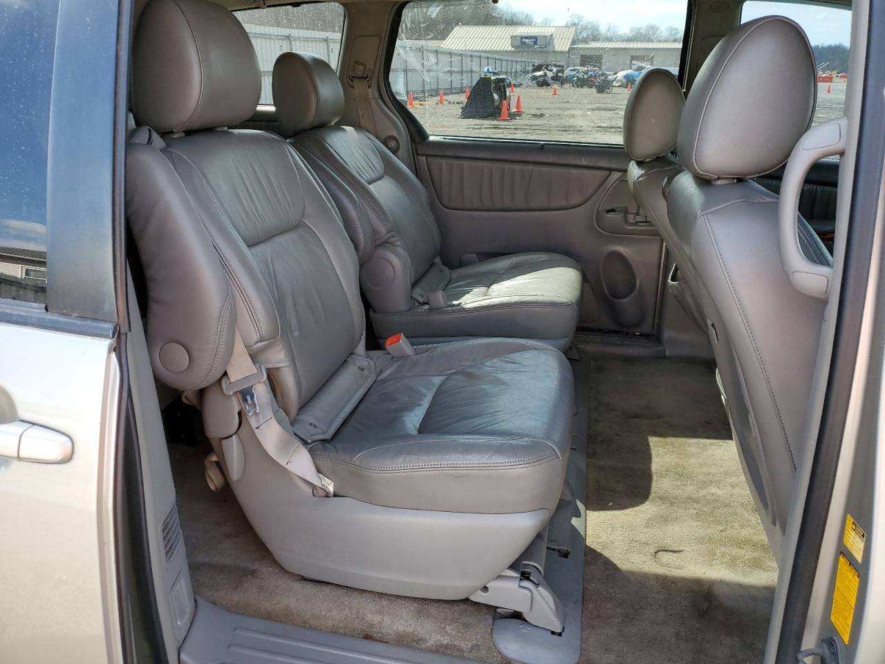 2010 Toyota Sienna - Image 11