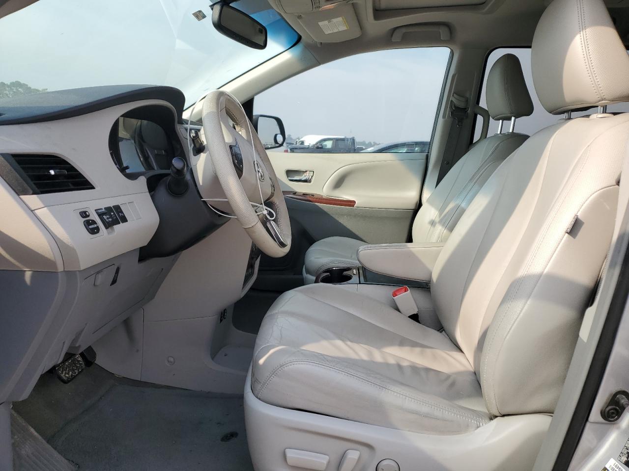 2013 Toyota Sienna - Image 7