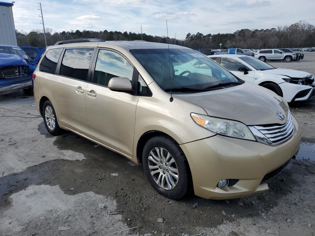 2014 Toyota Sienna - Image 4