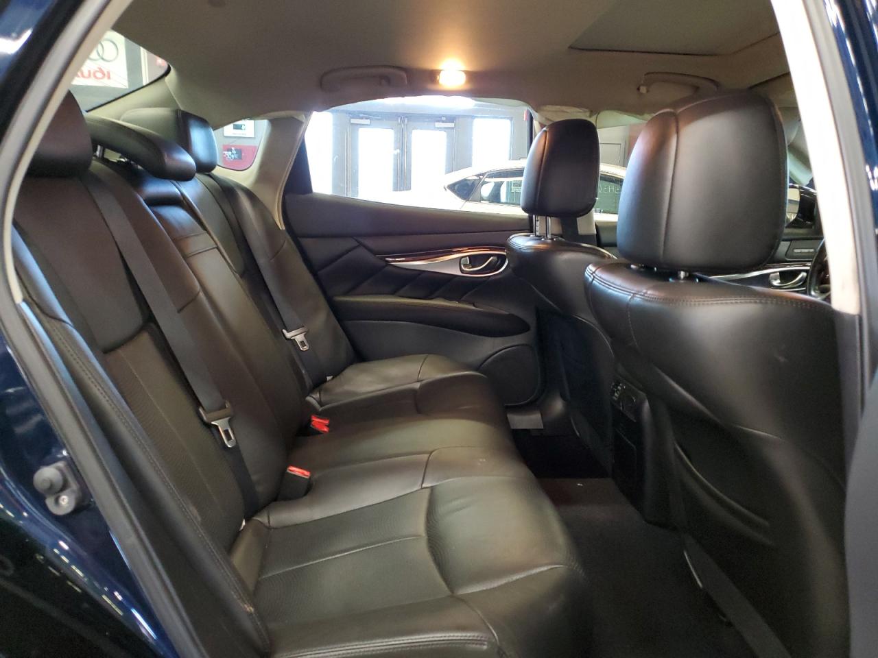 2016 Infiniti Q70 - Image 10