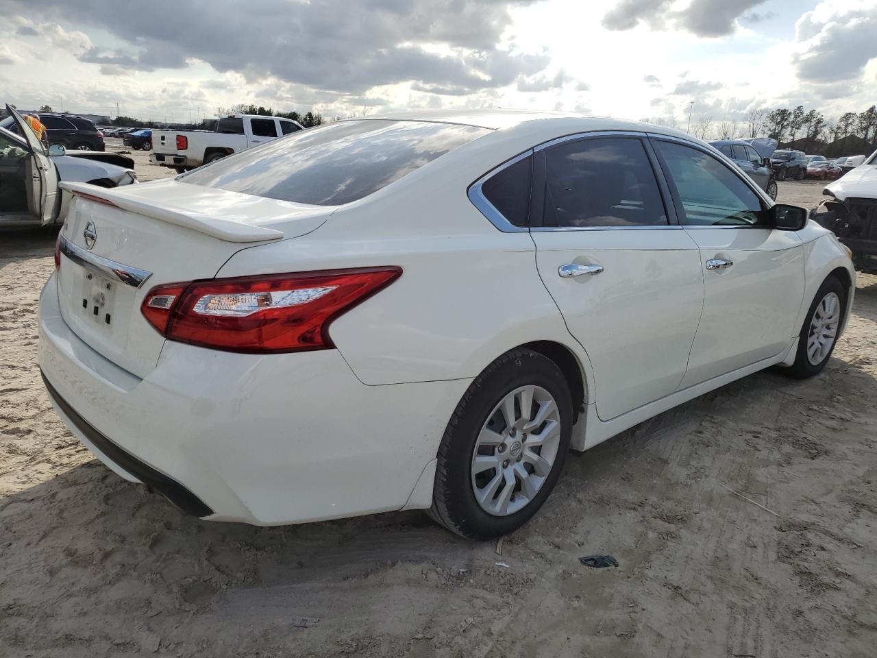 2017 Nissan Altima - Image 3