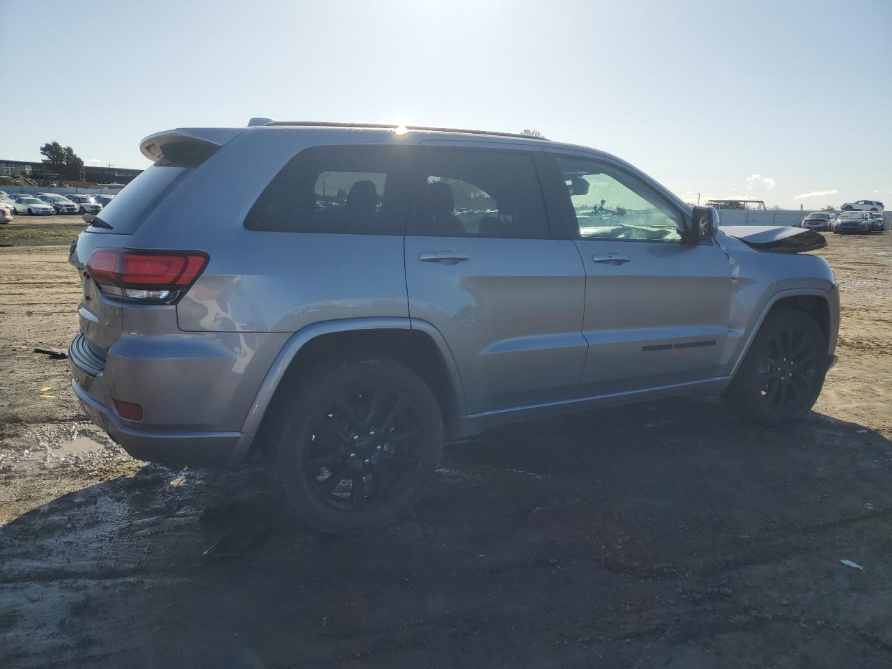 2017 Jeep Grand Cherokee - Image 3