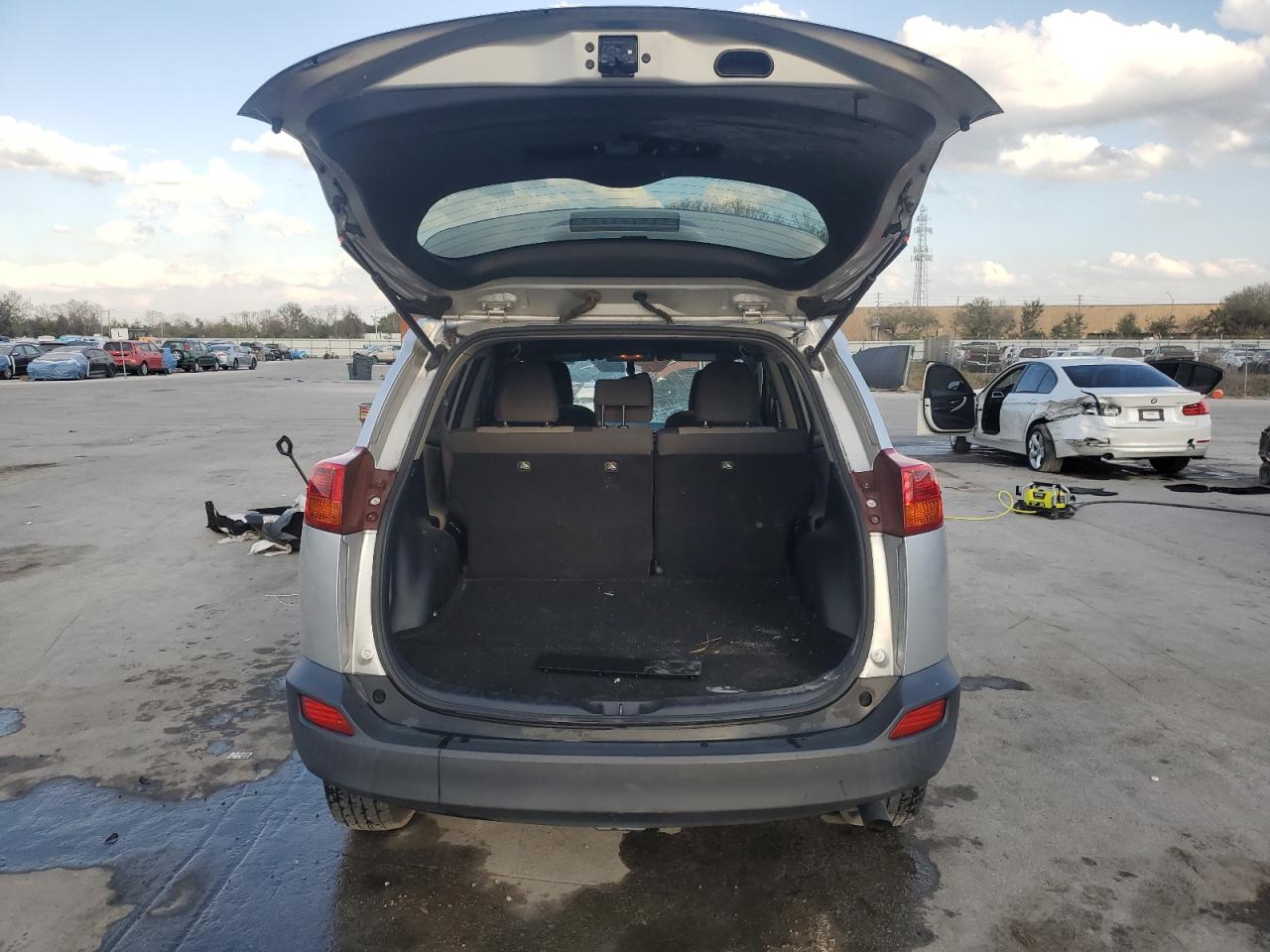 2015 Toyota RAV 4 - Image 6