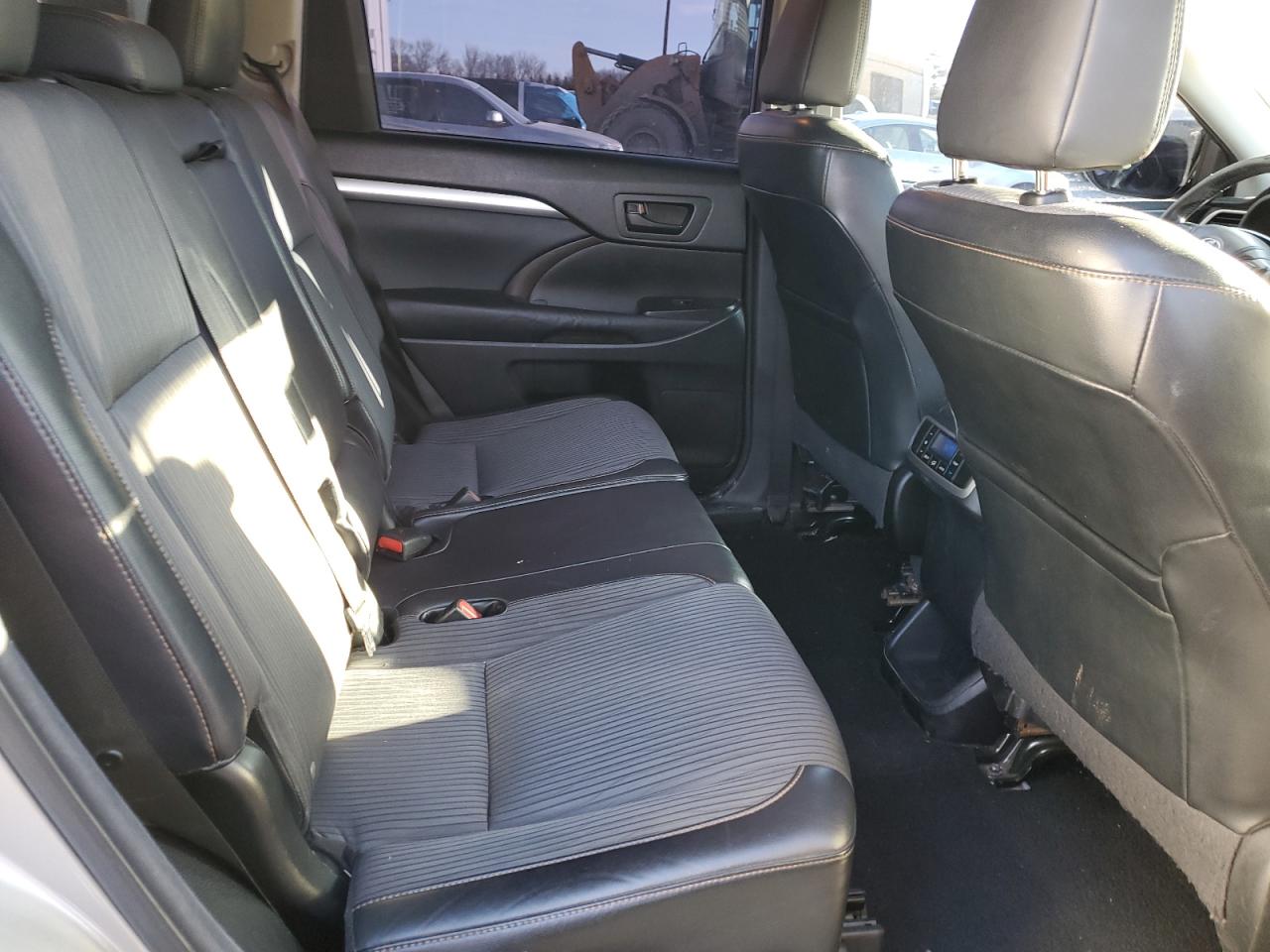 2015 Toyota Highlander - Image 11