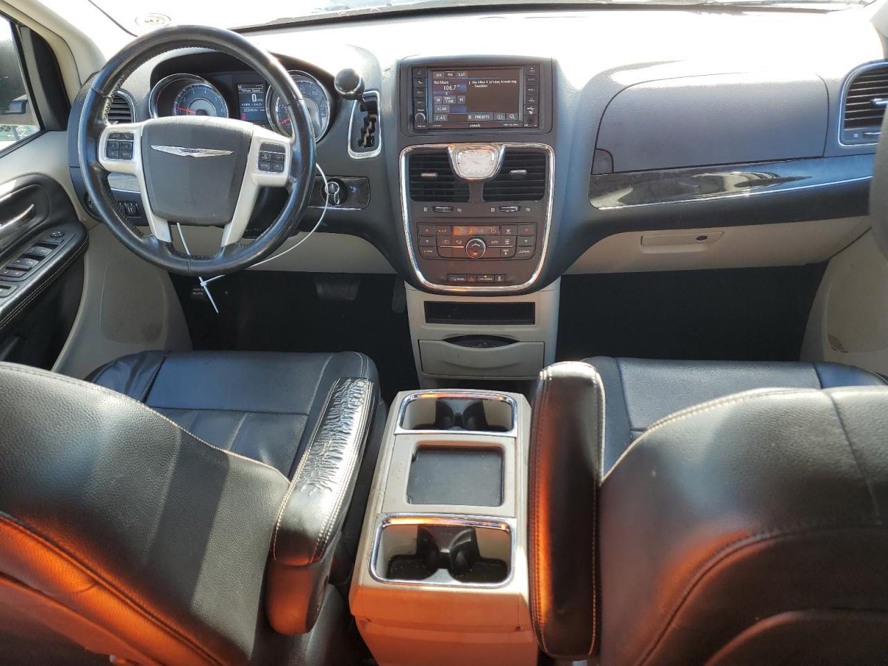 2015 Chrysler Town & Country - Image 8