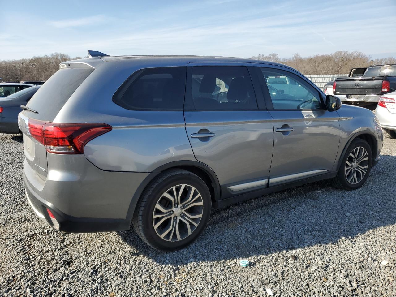 2017 Mitsubishi Outlander - Image 3
