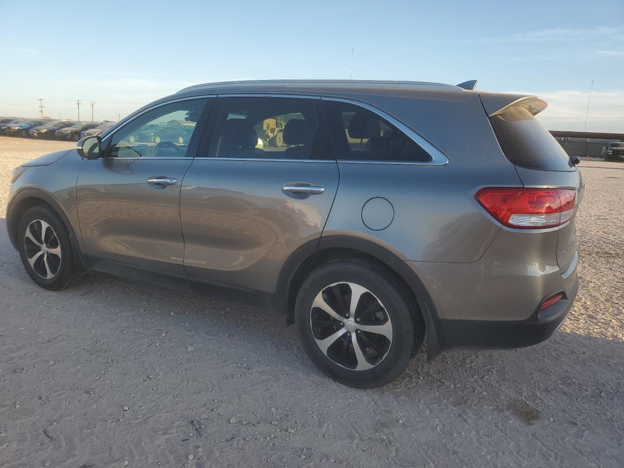 2016 Kia Sorento - Image 2