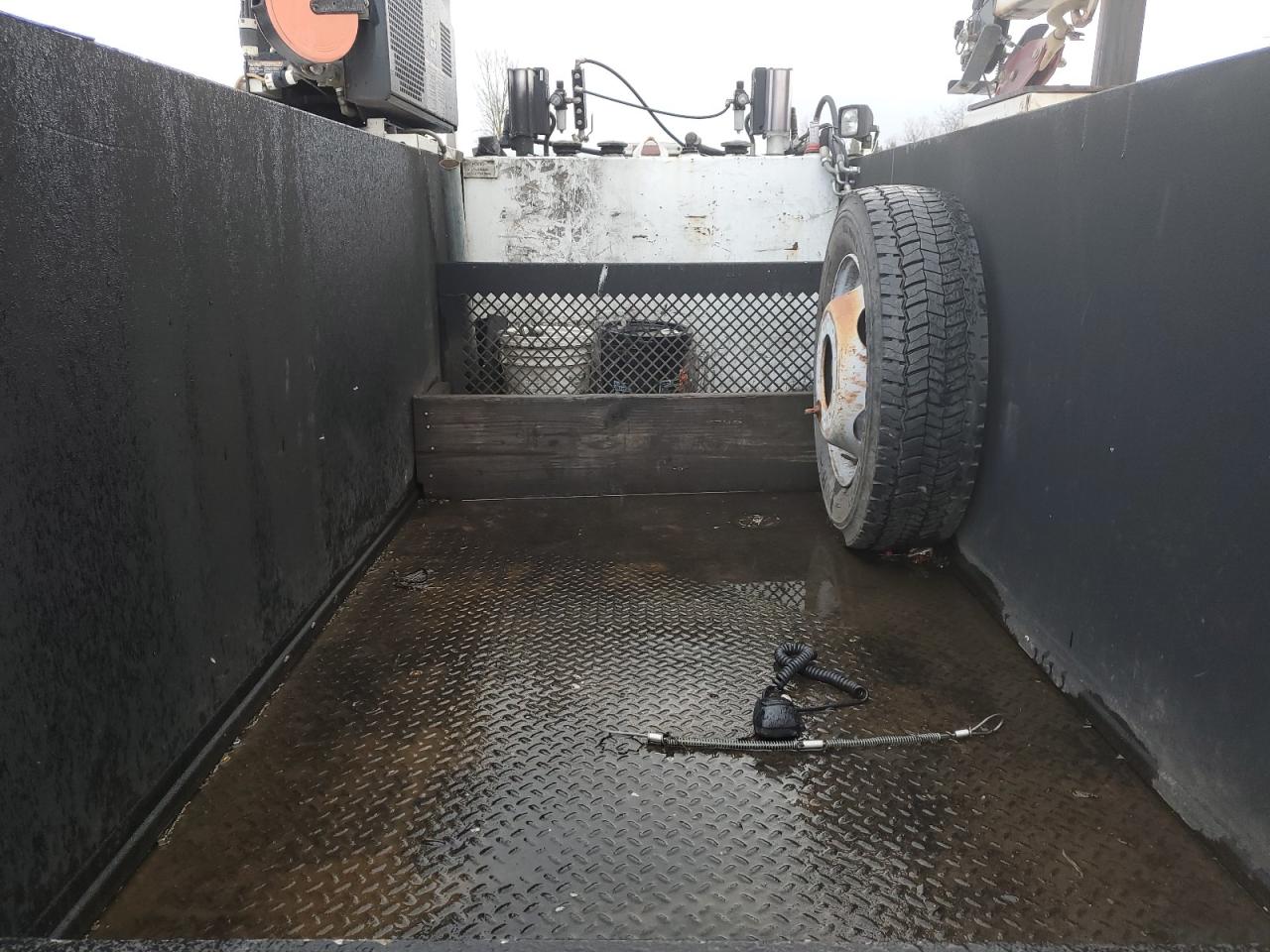 2012 Ford F550 - Image 10