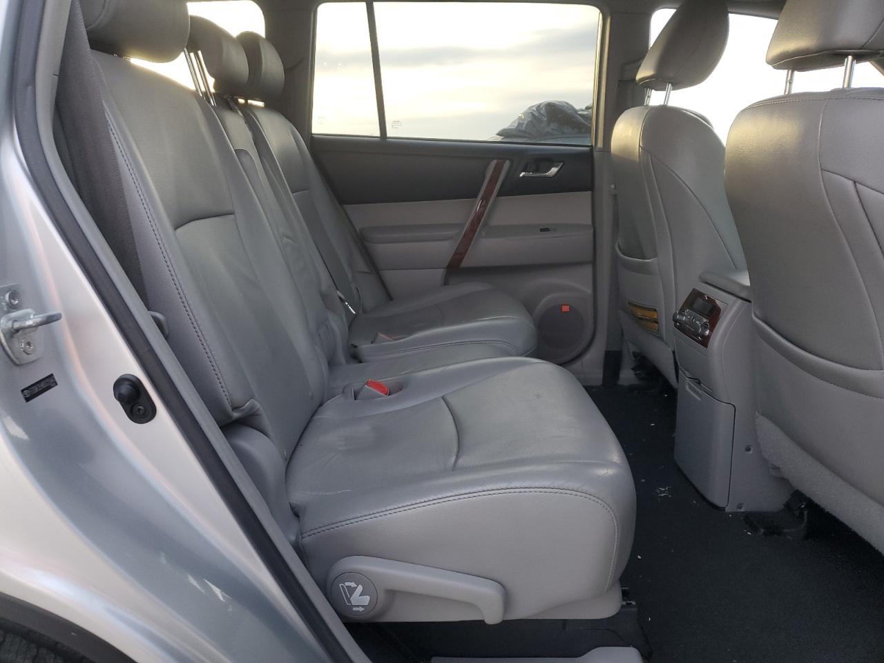 2013 Toyota Highlander - Image 11